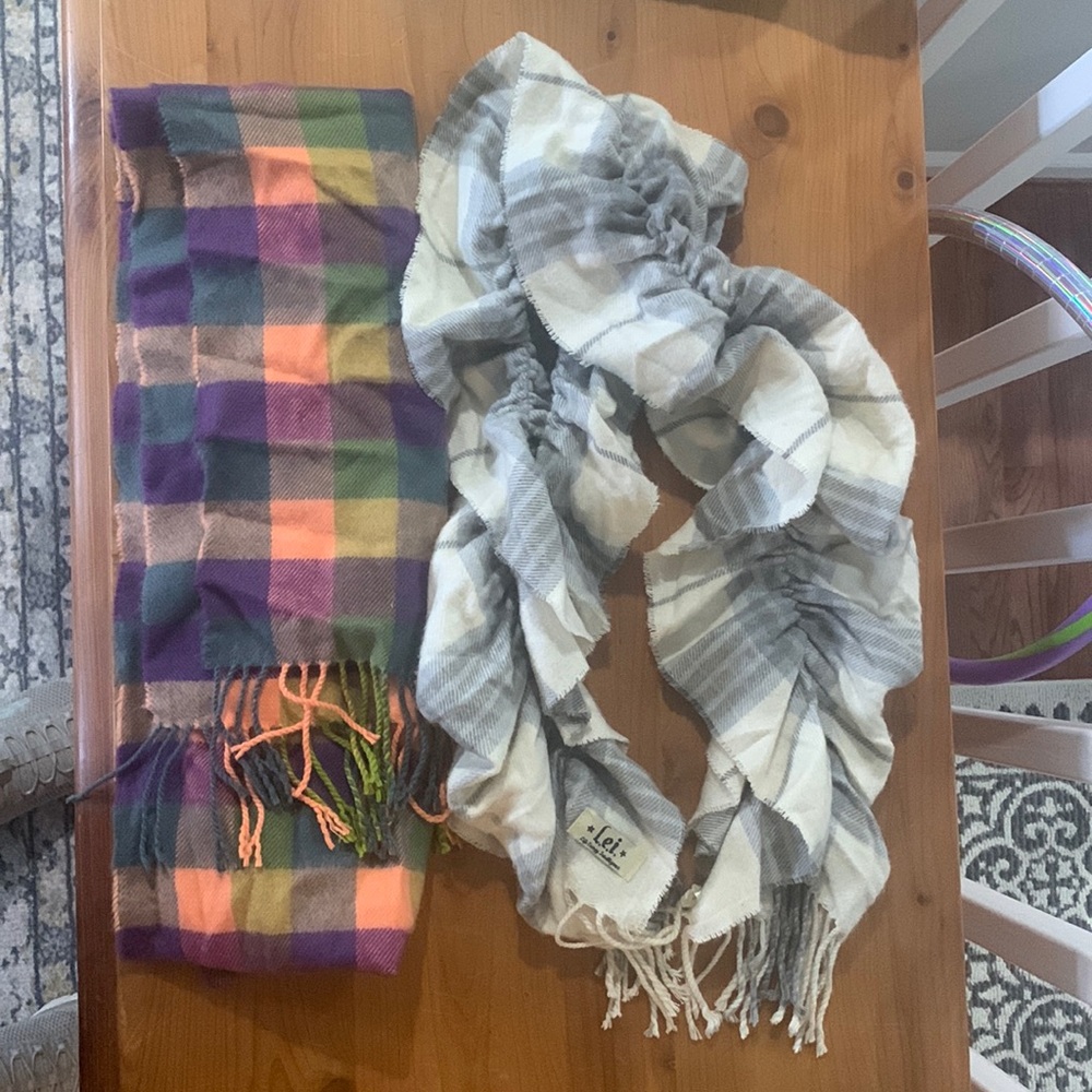 Lei flannel scarf